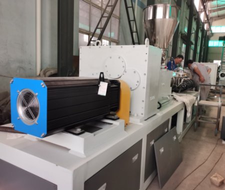 雙螺桿PE異型中空壁設(shè)備試機(jī)成功