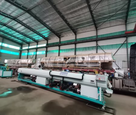 國慶上班中，PE管高速生產(chǎn)線發(fā)貨廣東